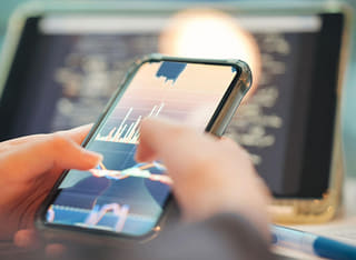 Persona que invierte comprobando un método claro de transferencia y retiro de su capital